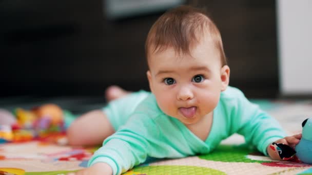 Bebé Más Dulce Acostado Una Alfombra Suave Suelo Adorable Niño — Vídeos de Stock