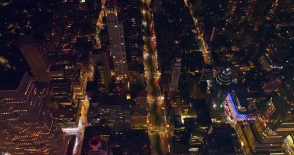 Яркие Улицы Нью Йорка Ночью Беспилотник Пролетает Над Оживлённым Мегаполисом — стоковое видео