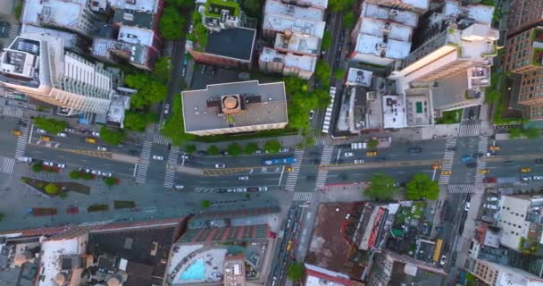 Sárga Taxik Közlekednek Utcákon Többek Között Közlekedés New York Háztetők — Stock videók