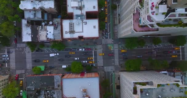 Prywatne Samochody Żółte Taksówki Jadą Drogami Nowego Jorku Nagranie Dronów — Wideo stockowe