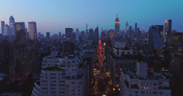 Alkonyat Gyönyörű New York Ban Sok Autó Halad Városon Káprázatos — Stock videók