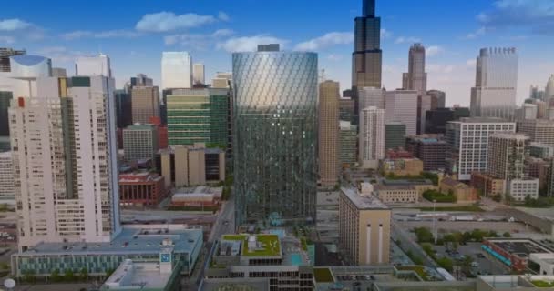 Chicago Város Forgalmas Forgalommal Nappal Drónfelvételek Gyönyörű Épületekről Kék Hátterében — Stock videók
