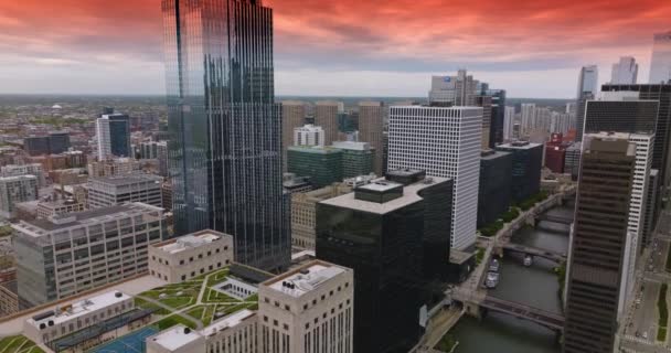 Současné Budovy Moderního Chicaga Dron Letící Nad Řekou Chicago Mezi — Stock video