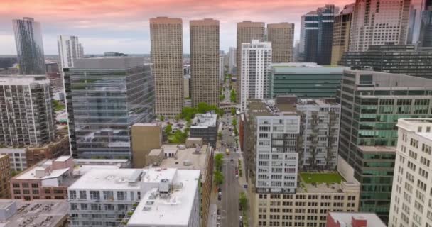 Široká Cesta Mezi Moderními Budovami Futuristická Architektura Chicaga Pozadí Růžové — Stock video