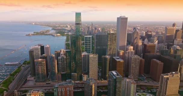 Splendidi Grattacieli Della Chicago Contemporanea Che Sovrastano Maestoso Lago Bellissimo — Video Stock