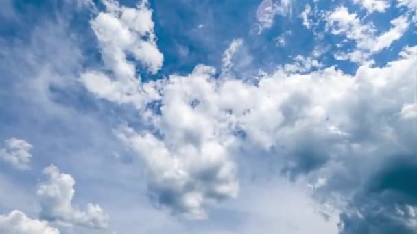 Красиві Пухнасті Хмари Змінюють Форму Небі Який Хмарний Пейзаж Променях — стокове відео