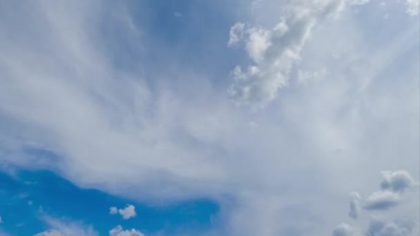 Διαφορετικοί Τύποι Νεφών Παρασύρονται Στον Γαλάζιο Ουρανό Λευκό Πυκνό Σύννεφο — Αρχείο Βίντεο
