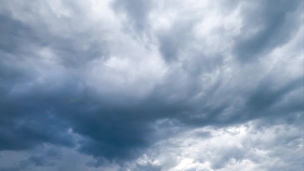 Grijs Dramatisch Wolkenlandschap Dat Zon Schaduwt Cumulus Wolken Verzamelen Zich — Stockvideo