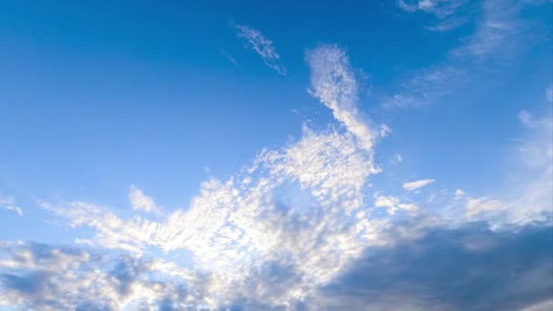 淡淡的美丽的云彩在蓝天中飘扬 天空从云雾中掠过 低角度视距 — 图库视频影像