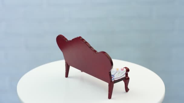 Tolles Altmodisches Sofa Für Puppenhausmöbel Entzückendes Möbelstück Miniaturformat Drehtisch Nahaufnahme — Stockvideo