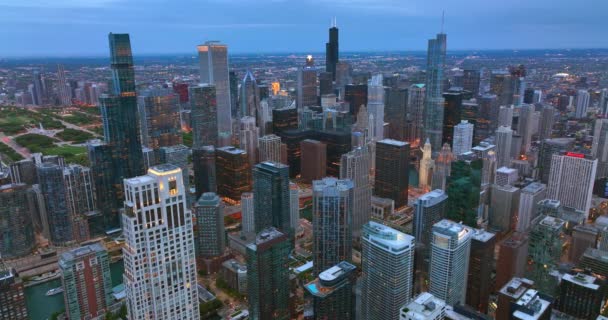 大都市建筑的窗户上出现了灯光 从空中看芝加哥市中心美丽的摩天大楼 — 图库视频影像