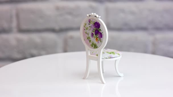 可爱的迷你木制弯曲椅子 上面有花纹 白色背景下旋转的玩具家具 — 图库视频影像