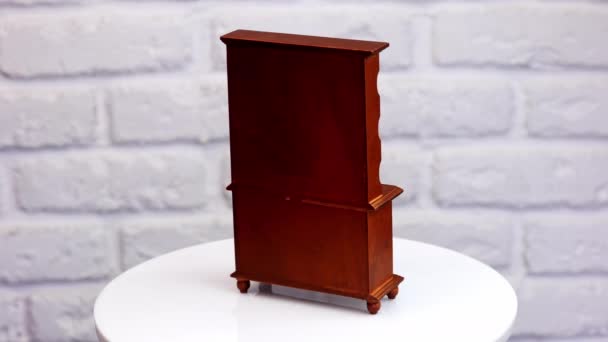 漂亮的老式褐色木柜 桌子上摆放着漂亮的玩具家具 靠近点 — 图库视频影像