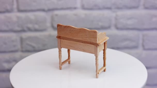小巧的木制桌子 桌子上有抽屉 白色砖墙背景下的高角度视图 靠近点 — 图库视频影像