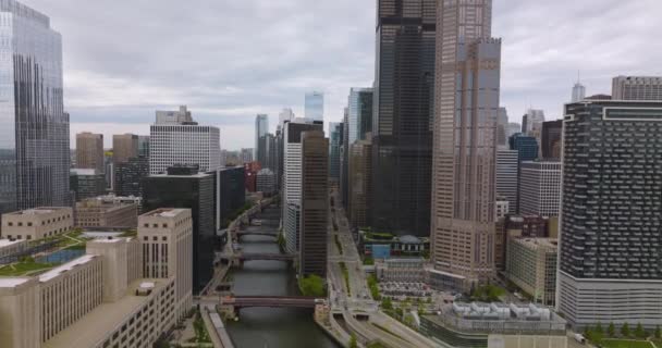 Zbliżamy Się Rzędu Wysokich Budynków Oddzielających Chicago River Szerokich Ruchliwych — Wideo stockowe