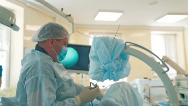 Professzionális Orvos Előkészítő Eszköz Használat Közben Modern Kórházi Háttér Elmosódott — Stock videók