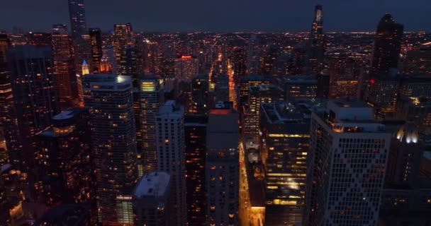 Прекрасная Панорама Чикаго Ночное Время Легкие Улицы Среди Красивых Небоскребов — стоковое видео