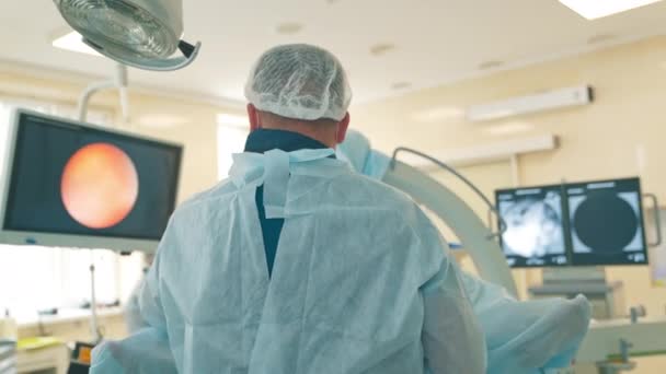Egy Sebész Háta Mögött Áll Műtőben Orvos Műtőasztalnál Áll Képernyőt — Stock videók