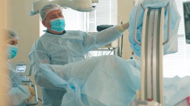 Sebész Női Asszisztens Kommunikálnak Beszélgetnek Műtőben Orvosok Megnézik Képernyőt Műtőben — Stock videók