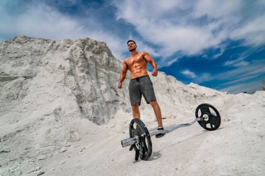 Kas yığını adam spor yapıyor.