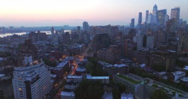 Muhteşem New York 'ta akşam çöküyor. Işıklı güzel bir metropol manzarası. Arka planda sisli ufuk.