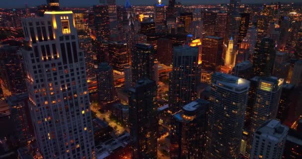 夜のシカゴの素晴らしい建築 美しい高層ビルの間に降下するドローン映像 — ストック動画