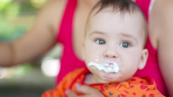 Hermoso Bebé Turbio Comida Que Está Siendo Alimentado Con Mamá — Vídeo de stock