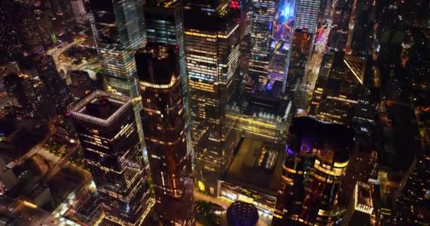 뉴욕의 가벼운 거리를 내려다 아름다운 반짝이는 무인비행기 비디오에서 인상적인 — 비디오