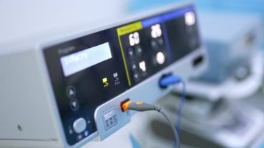 Işık sayıları ve parametreleri olan bir aygıt çalıştırıldı. Modern cerrahi odasında çalışan ekipmanlar. Kapatın. Bulanık arkaplan.