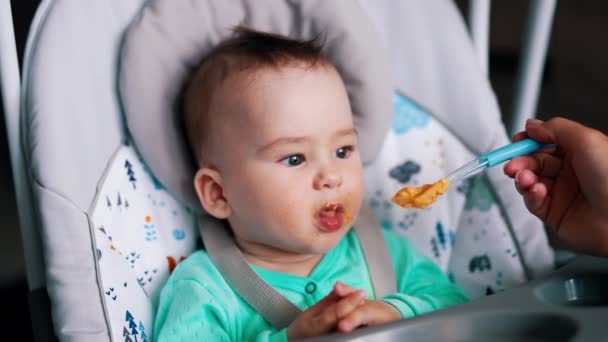 Babyvoeding Van Lepel Met Gezond Voedsel Leuke Peuter Zit Een — Stockvideo