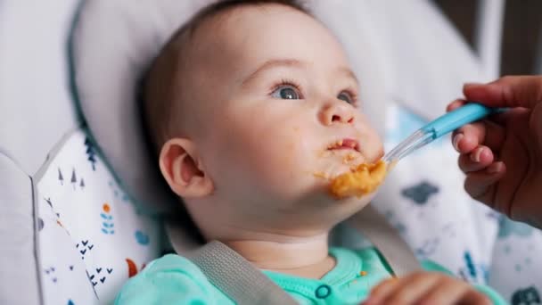Güzel Beyaz Çocuk Kaşıkla Besleniyor Kaşıkla Aktif Mutlu Bebek Beslenmesi — Stok video