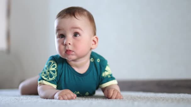 행복한 바닥에 아기는 넣습니다 가벼운 — 비디오