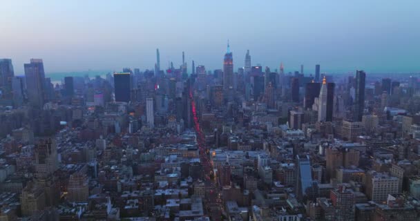 Εντυπωσιακό Πανόραμα Της Νέας Υόρκης Μετά Ηλιοβασίλεμα Εκατοντάδες Αυτοκίνητα Κόκκινα — Αρχείο Βίντεο