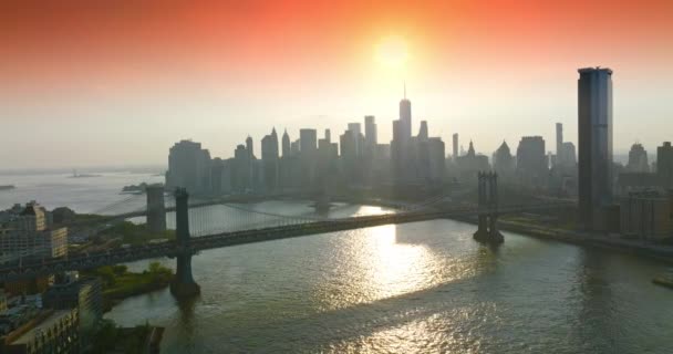 Ήλιος Δύει Στις Γκρίζες Σιλουέτες Των Ουρανοξυστών Της Νέας Υόρκης — Αρχείο Βίντεο