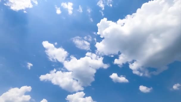 Prachtige Zonnestralen Die Door Lichte Zachte Wolken Aan Blauwe Zomerhemel — Stockvideo