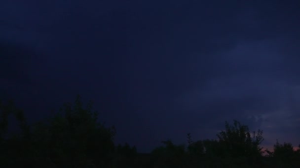 田舎の田舎で 雷雨が起こる 暗い青い空が稲妻から紫色に変わります ナイト ヴィラ — ストック動画
