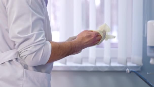 Beyaz Önlük Giyen Erkek Doktor Beyaz Lateks Eldiven Giyiyor Kapatın — Stok video