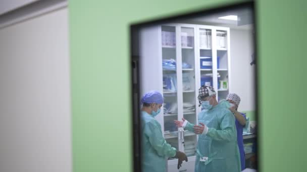Chirurgien Chef Préparation Pour Opération Processus Habillage Médecin Uniforme Spécial — Video