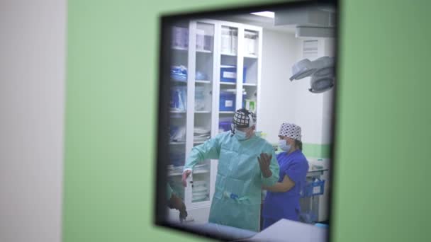 Mirando Través Una Pequeña Ventana Puerta Una Sala Cirugía Cirujano — Vídeo de stock
