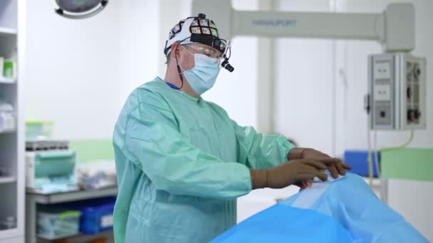 Professionnel Médical Préparant Patient Pour Opération Les Médecins Ajustent Couverture — Video