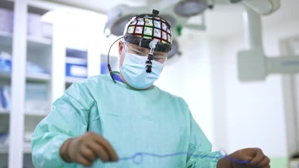 Médico Sorridente Óculos Dispositivo Cabeça Tampa Máscara Desamarra Fio Azul — Vídeo de Stock