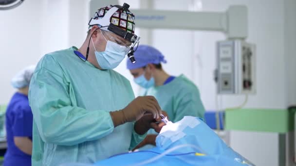 Equipe Médicos Profissionais Realiza Operação Nasal Clínicas Modernas Assistentes Trabalhando — Vídeo de Stock