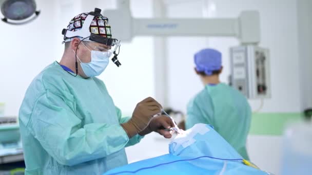 Chirurg Wyciąga Kawałek Materiału Nosa Pacjenta Męski Lekarz Stosuje Metalowe — Wideo stockowe