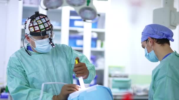 Medico Berretto Occhiali Maschera Dispositivo Sulla Testa Che Lavora Sala — Video Stock