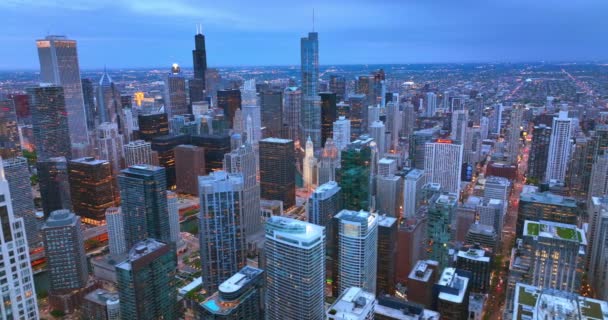 黄昏时分 令人叹为观止的壮观的芝加哥摩天大楼 迷人的城市全景 夜晚灯火通明 空中景观 — 图库视频影像