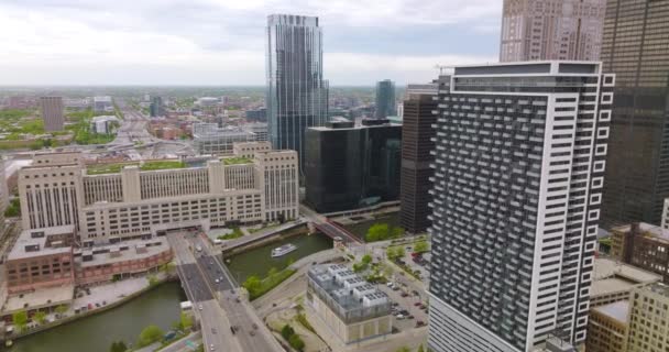 Chicagói Épületek Között Mozgó Szárazföldi Vízi Közlekedés Modern Metropolisz Városi — Stock videók
