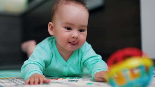 Adorable Bebé Con Divertido Peinado Aplaude Sus Manos Suelo Niño — Vídeo de stock
