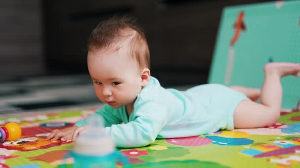 Bel Bambino Caucasico Giace Sul Tappeto Baby Presta Attenzione Una — Video Stock