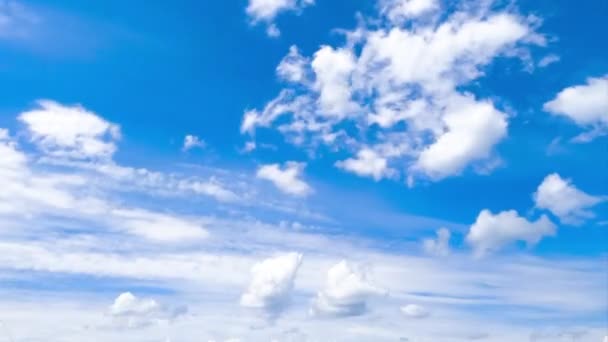 天上美丽的蓝天 白云飘过 积雨云和旋涡云在大气中变化 时间流逝 — 图库视频影像