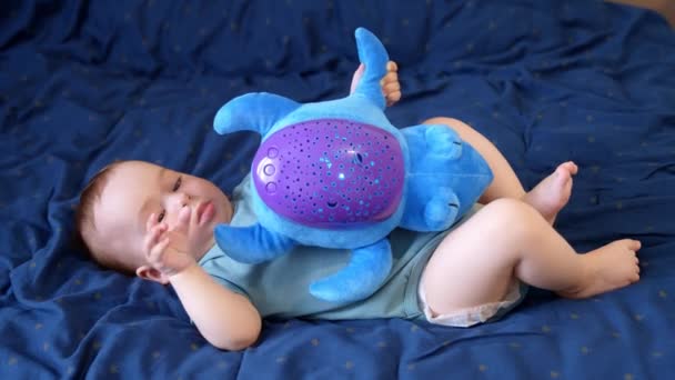 Menino Bebé Está Segurar Brinquedo Criança Saudável Brincando Com Grande — Vídeo de Stock